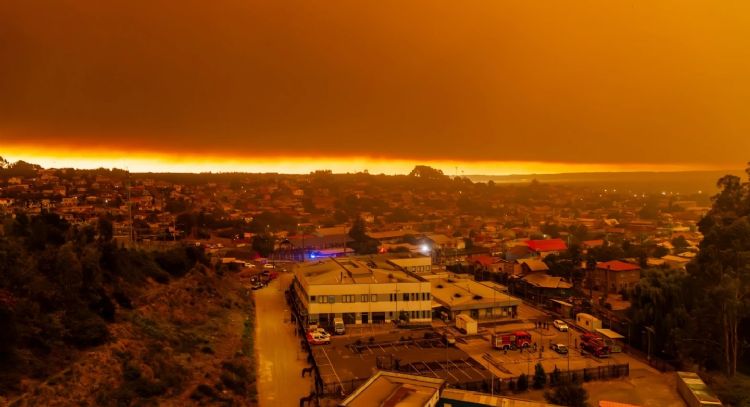 Incendios forestales arrasan Chile; dejan 15 muertos y obligan a 50 mil personas a huir