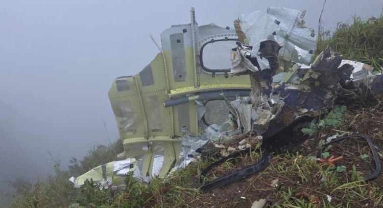Hallan un cuerpo cerca de los restos de avión que se estrelló con 11 personas a bordo en Indonesia