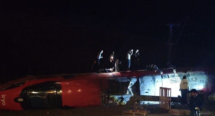 Dos trenes chocan tras descarrilamiento en España; hay al menos 5 muertos y 25 heridos