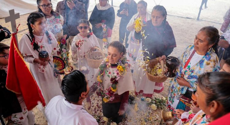 Comunidades indígenas entregan bastón de mando a Claudia Sheinbaum en Guanajuato
