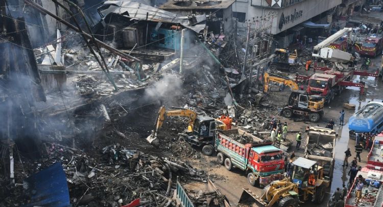 Incendio en centro comercial en Pakistán deja al menos 23 muertos (Video)
