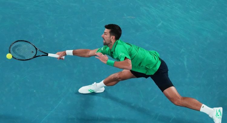 Djokovic iguala dos récords históricos y gana su partido número 100 en el Abierto de Australia