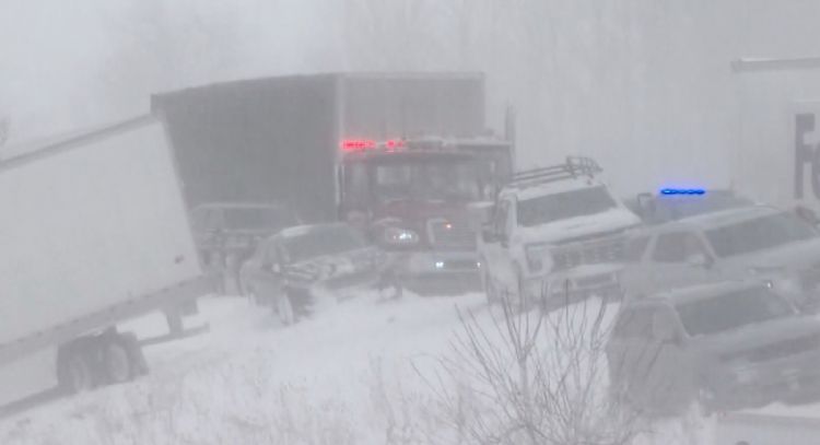 Más de 100 vehículos involucrados en choque múltiple en Michigan durante tormenta de nieve (Video)