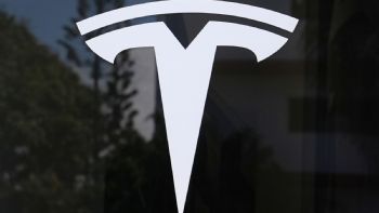 Tesla pierde título de mayor fabricante de vehículos eléctricos tras caída de ventas por segundo año
