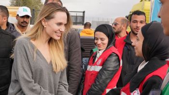 La actriz Angelina Jolie visita el cruce fronterizo de Rafah, entre Egipto y Gaza