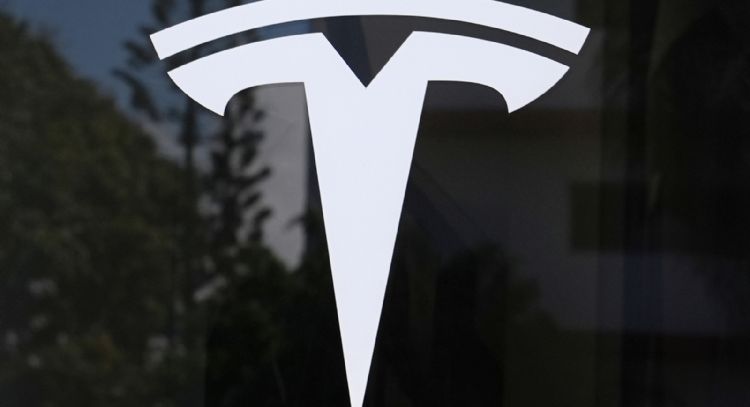 Tesla pierde título de mayor fabricante de vehículos eléctricos tras caída de ventas por segundo año