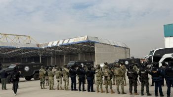 México traslada a 37 líderes criminales a EU por representar "una amenaza real para la seguridad"