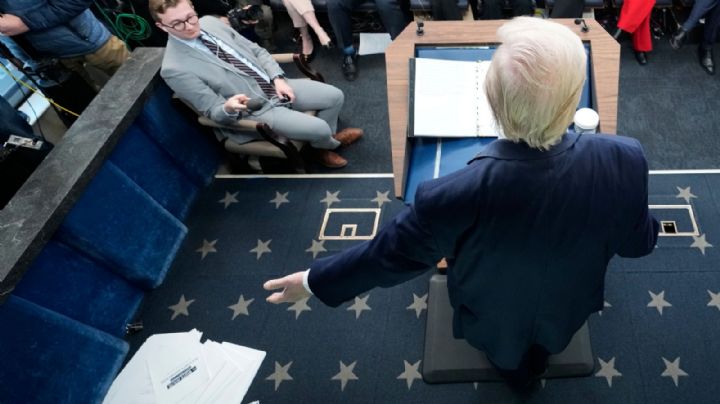 Trump resume su primer año de gobierno con comentarios dispersos, imitaciones y arrojando papeles