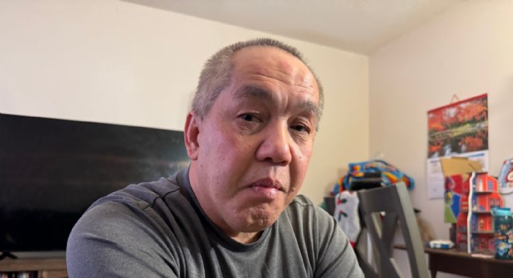 Un ciudadano dice que ICE lo sacó de su casa en ropa interior tras irrumpir sin orden (Video)