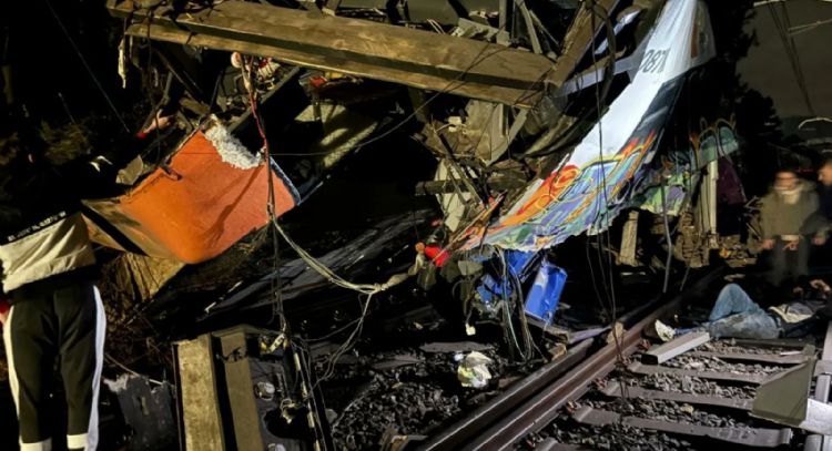 Tren en Barcelona choca contra muro de contención que se derrumbó; hay un muerto y 15 heridos