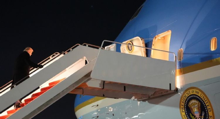 Avión de Trump regresa a Washington por problema eléctrico menor, dice la Casa Blanca