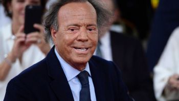 Julio Iglesias pide a la Fiscalía la denuncia de extrabajadoras que lo acusaron de agresión sexual