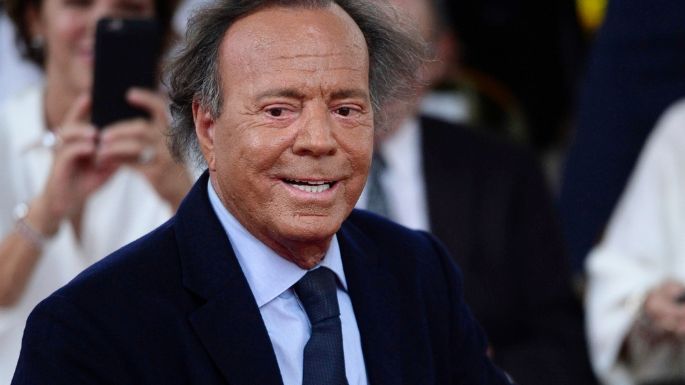 Julio Iglesias pide a la Fiscalía la denuncia de extrabajadoras que lo acusaron de agresión sexual