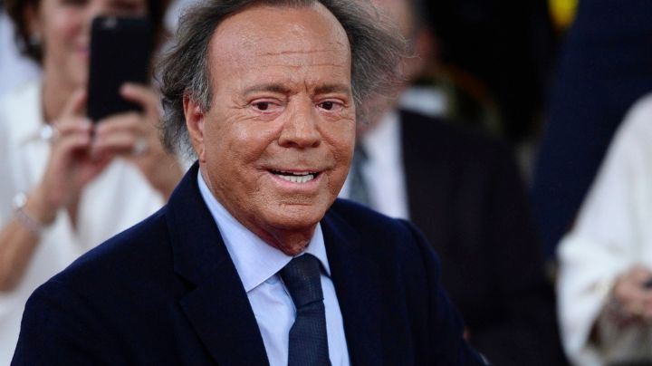 Julio Iglesias pide a la Fiscalía la denuncia de extrabajadoras que lo acusaron de agresión sexual
