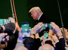 Trump asegura que una "flota enorme" se dirige hacia Irán