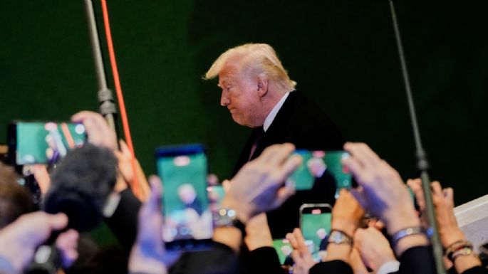 Trump asegura que una "flota enorme" se dirige hacia Irán