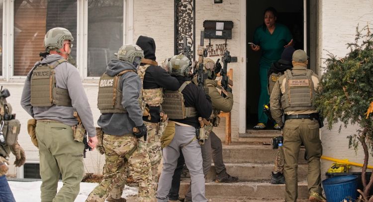 ICE autoriza a sus agentes el ingreso a domicilios sin orden judicial, dice memorando