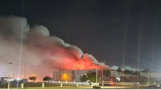 Tres bomberos mueren mientras atendían incendio en maquiladora Spellman en Matamoros