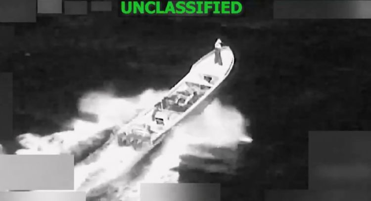 EU ataca lancha en el Pacífico que supuestamente llevaba drogas; mata a 2 personas (Video)