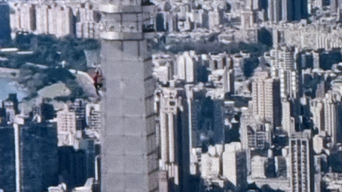 El escalador Alex Honnold llega a la cima del rascacielos Taipei 101 sin cuerdas (Video)