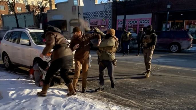 Video contradice versión oficial; Alex Pretti grababa con su celular cuando agente federal le disparó