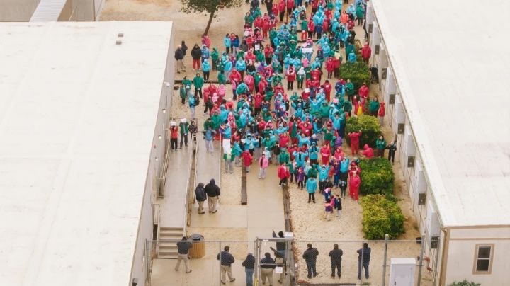 Protestan en centro de detención que alberga a niño de 5 años y a su padre detenidos en Minnesota