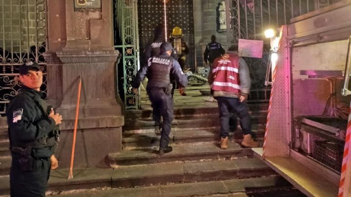 Incendian de manera intencional la puerta de la Catedral de Puebla
