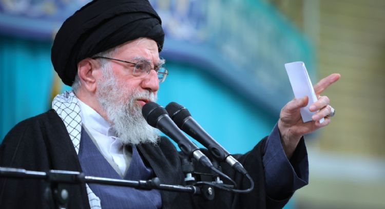 Irán revela mural advirtiendo represalias si EU lanza ataque militar