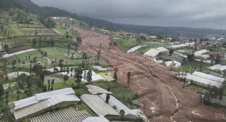 Deslave en isla indonesia de Java causa 25 muertos y más de 82 desaparecidos