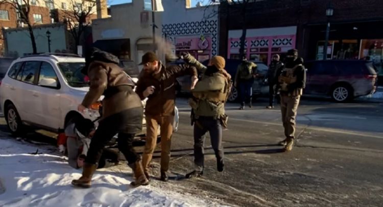 Video contradice versión oficial; Alex Pretti grababa con su celular cuando agente le dispar