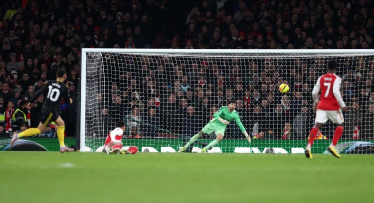 Manchester United derrota 3-2 al Arsenal y abre la carrera por el título de la Premier League