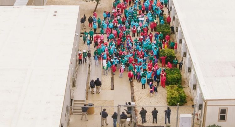 Protestan en centro de detención que alberga a niño de 5 años y a su padre detenidos en Minnesota