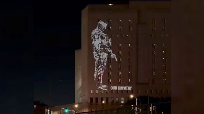 Proyectan mensaje de protesta contra ICE en un centro de detención de Los Ángeles