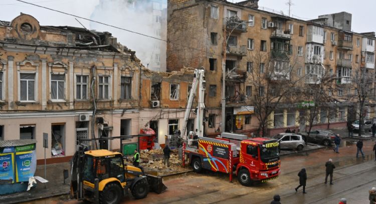Drones rusos matan a 2 personas en Ucrania; Zelenskyy pide una diplomacia más rápida