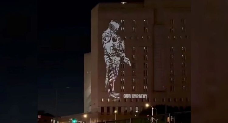 Proyectan mensaje de protesta contra ICE en un centro de detención de Los Ángeles