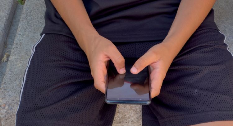 Francia aprueba la ley que prohíbe las redes sociales a menores de 15 años