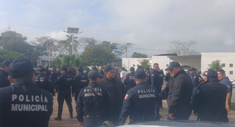 Policías de Cunduacán, Tabasco, protestan para exigir aumento salarial y prestaciones