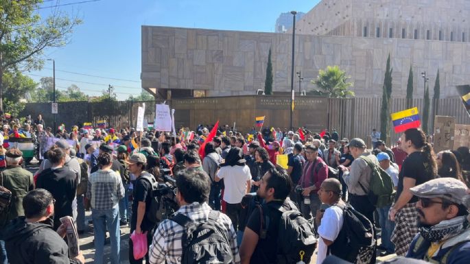 Protestan en la Embajada de EU en México por la captura de Nicolás Maduro (Videos)