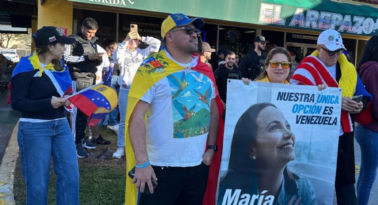 Venezolanos en Florida celebran caída de Maduro en operación militar de EU
