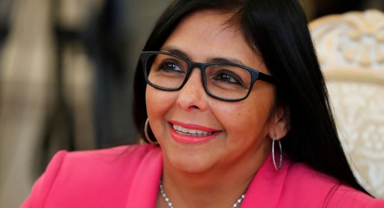 Delcy Rodríguez, cercana a Maduro, podría ser presidenta interina de Venezuela, dice la Constitución