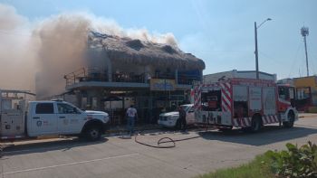 Atacan restaurante-palapa con bombas molotov en Coatzacoalcos