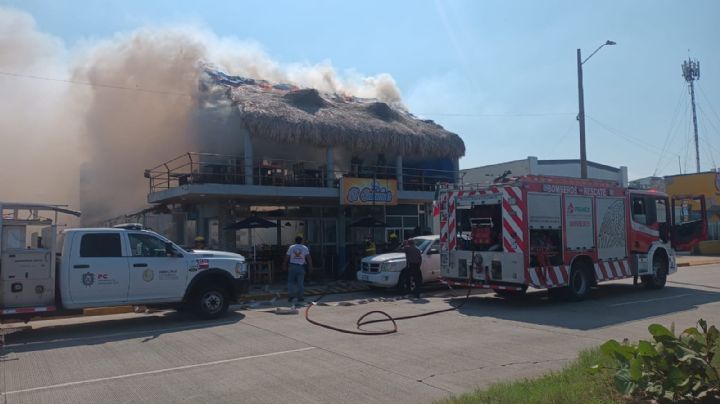 Atacan restaurante-palapa con bombas molotov en Coatzacoalcos
