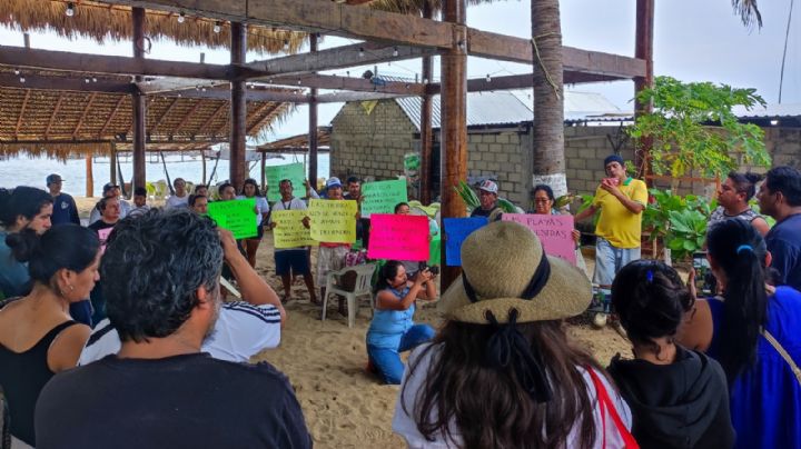 Denuncian incursión de "Cártel del Despojo" y policías en Playa Salchi para despojar a defensor