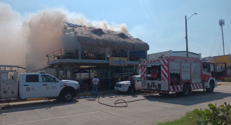 Atacan restaurante-palapa con bombas molotov en Coatzacoalcos