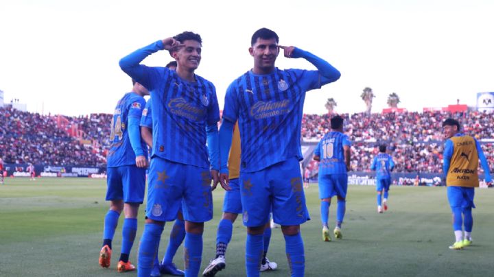 Chivas vence a domicilio 3-2 a San Luis para extender su paso perfecto en la Liga MX
