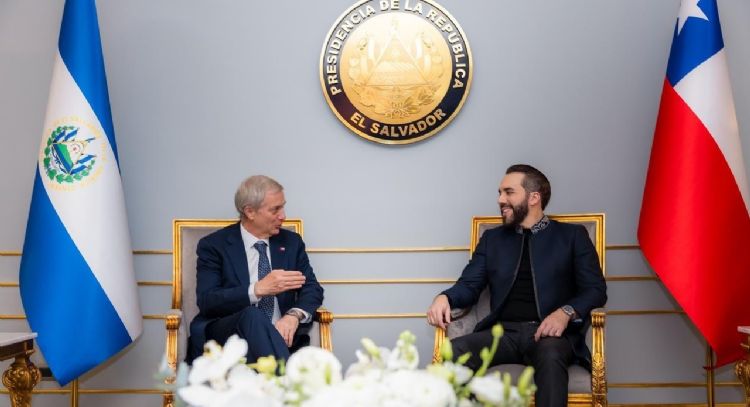 Kast exhibe su buena relación con Bukele en una visita al polémico CECOT para tomar "ideas"