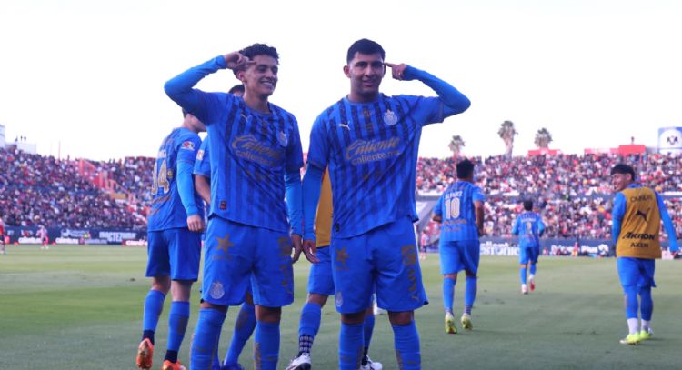 Chivas vence a domicilio 3-2 a San Luis para extender su paso perfecto en la Liga MX