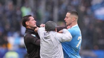 Napoli vence 2-0 a la Lazio, pero el partido acaba en caos con tres tarjetas rojas (Video)