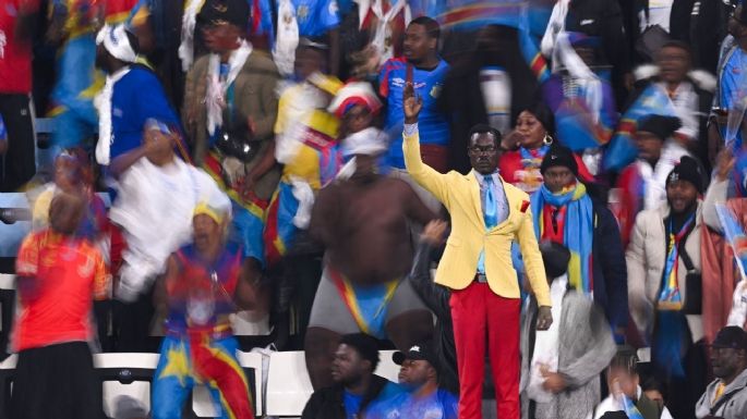 Aficionado rinde tributo a Lumumba, héroe de la independencia del Congo, durante la Copa Africana