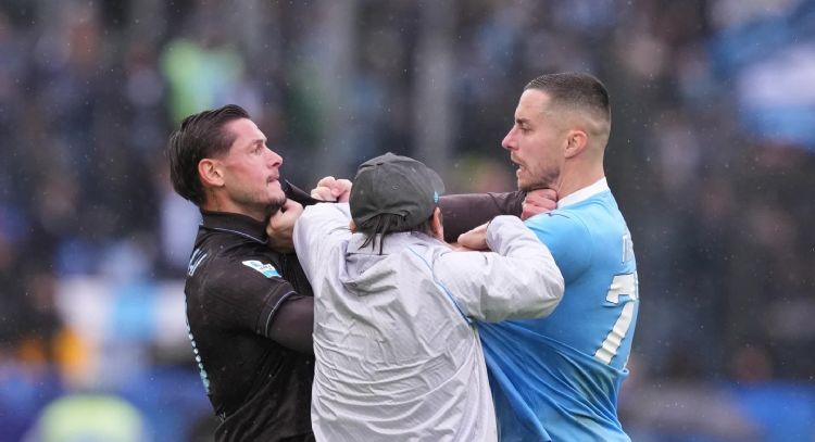 Napoli vence 2-0 a la Lazio, pero el partido acaba en caos con tres tarjetas rojas (Video)